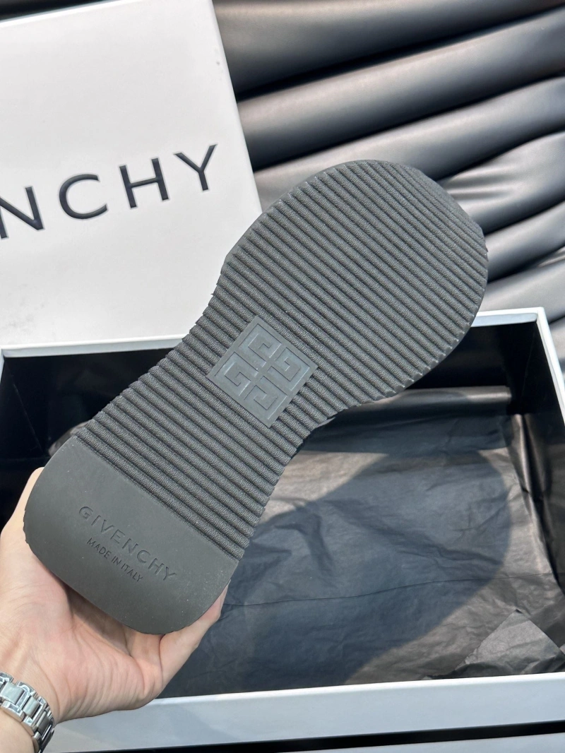 Versatile Gxvxnchy Sneakers 154094