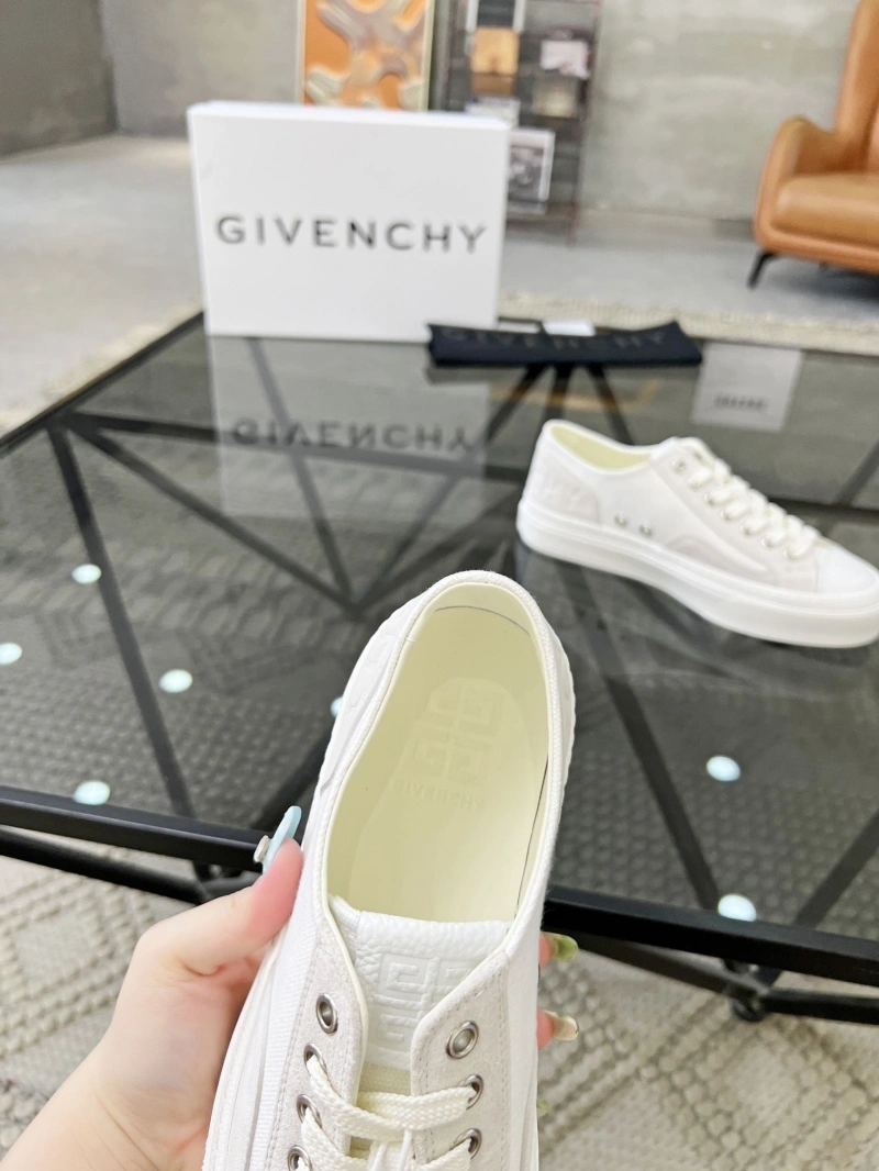 Gxvxnchy Sneakers Sophisticated 154035