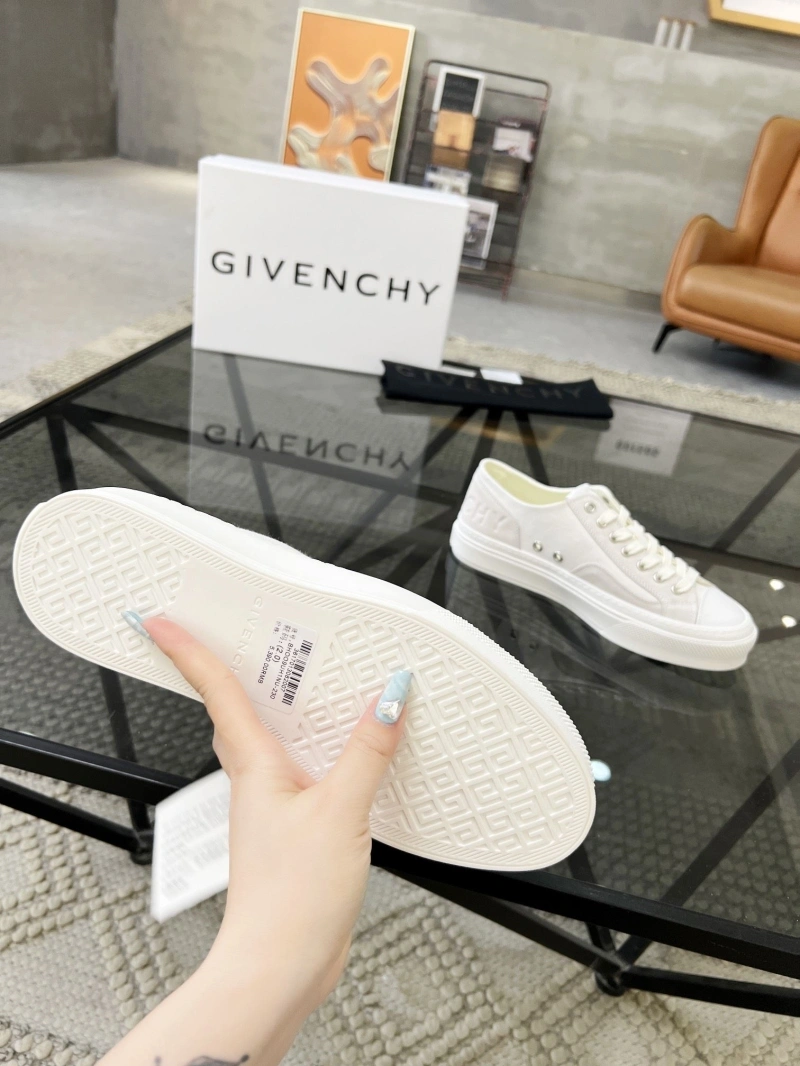Gxvxnchy Sneakers Sophisticated 154035