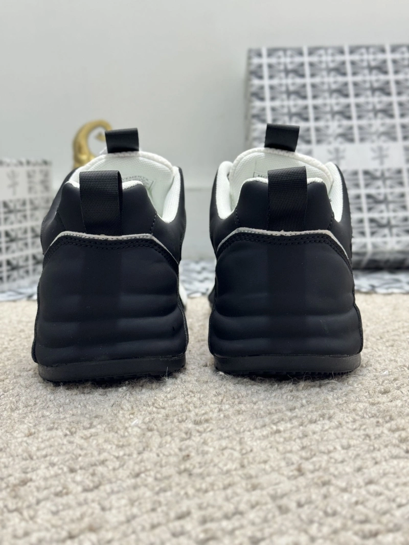 Fashionable Armxnx Sneakers 108816