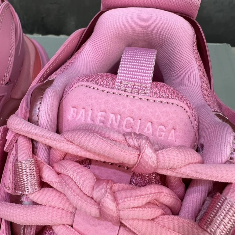 Versatile Bxlxnciaga Sneakers 109906