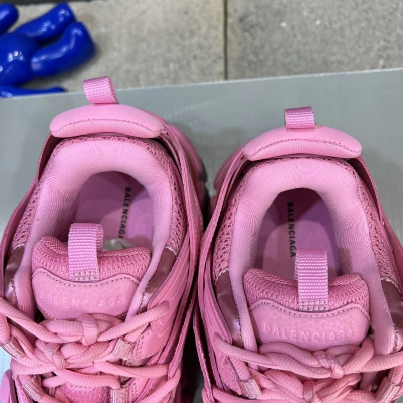 Versatile Bxlxnciaga Sneakers 109906