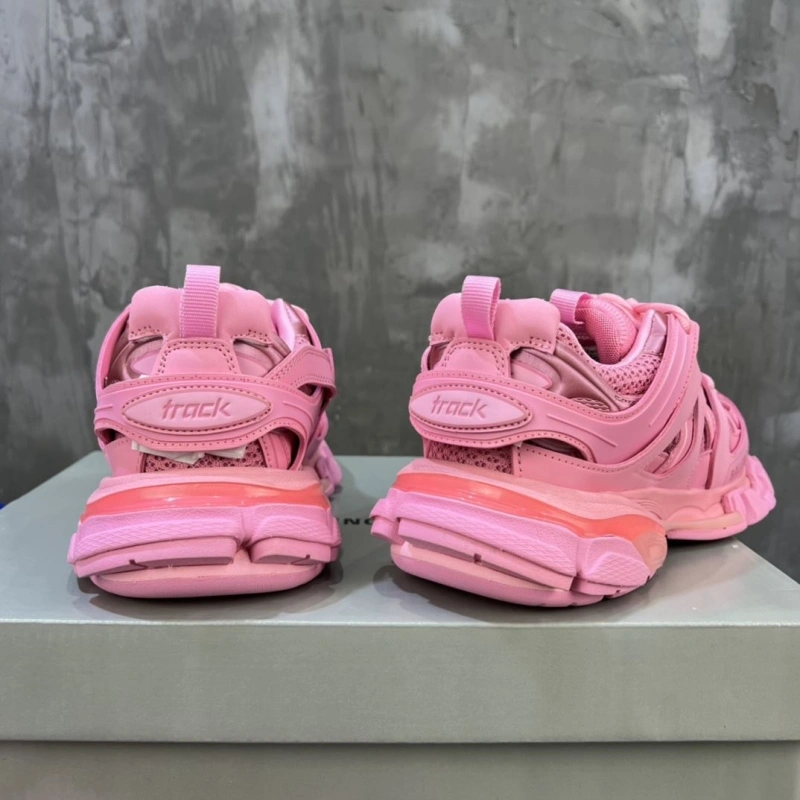 Versatile Bxlxnciaga Sneakers 109906