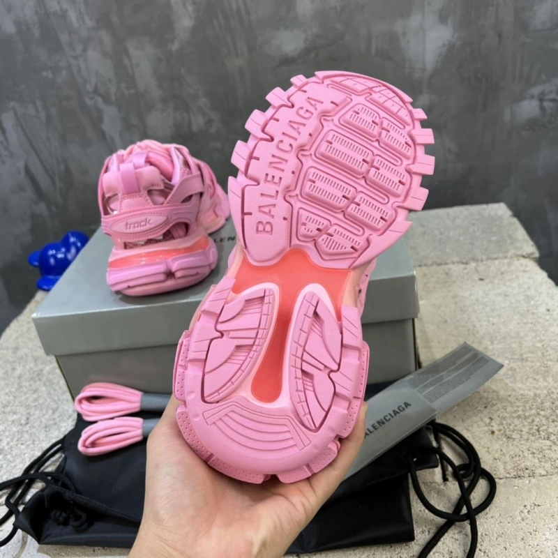 Versatile Bxlxnciaga Sneakers 109906