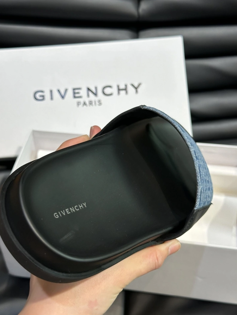 Elegant Gxvxnchy Slippers 152754