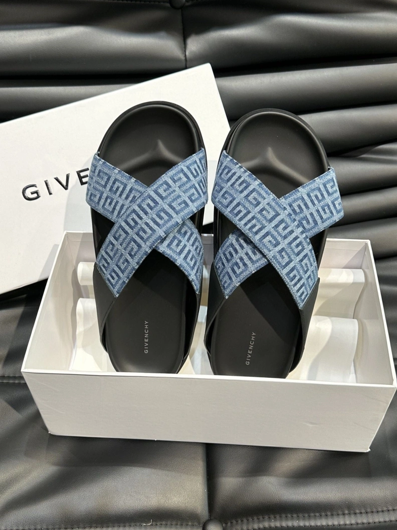 Minimalist Gxvxnchy Slippers 152751