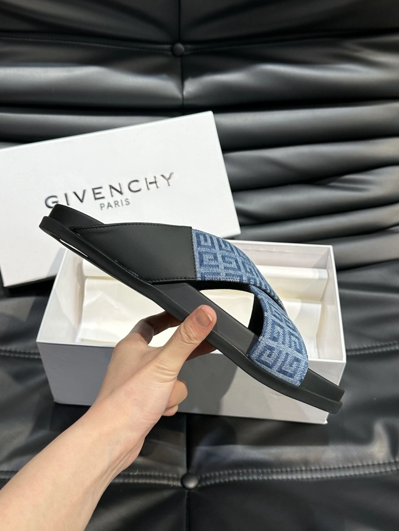 Minimalist Gxvxnchy Slippers 152751