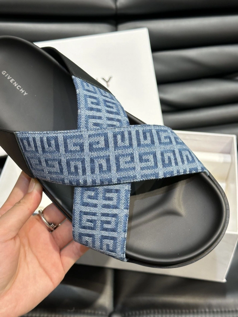 Minimalist Gxvxnchy Slippers 152751