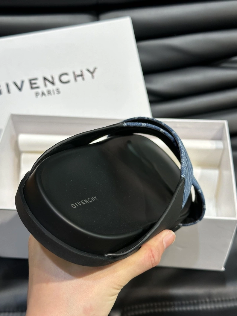 Minimalist Gxvxnchy Slippers 152751
