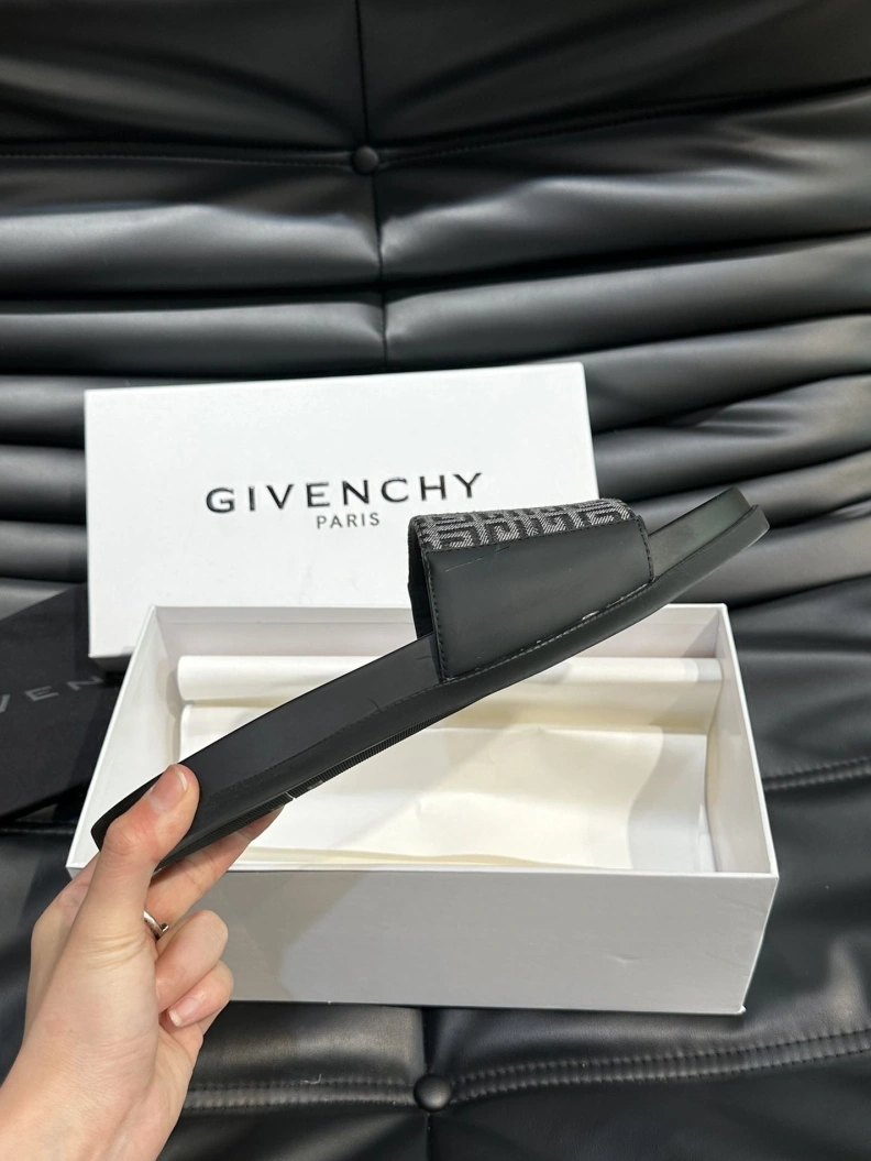 AllSeason Gxvxnchy Slippers 152749