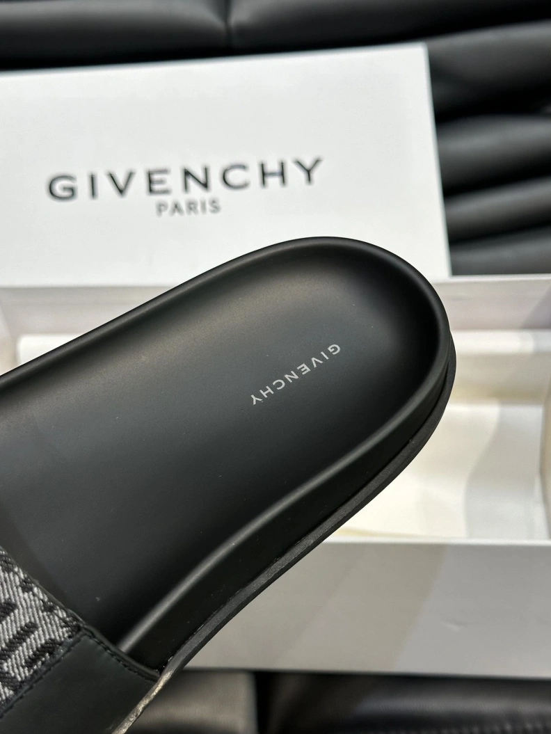 AllSeason Gxvxnchy Slippers 152749
