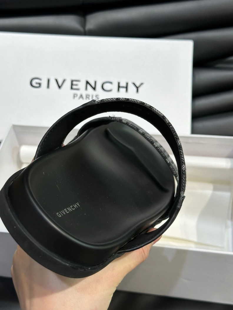 Durable Gxvxnchy Slippers 152748