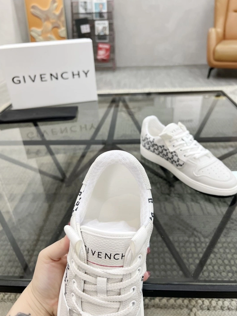 Gxvxnchy Sneakers AllSeason 152684