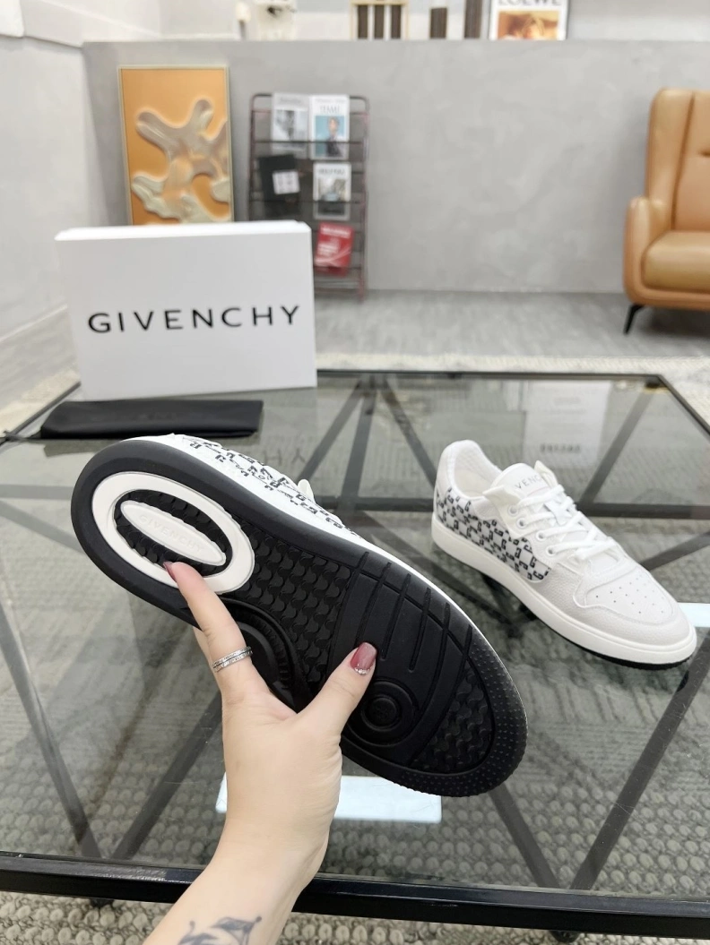 Gxvxnchy Sneakers AllSeason 152684