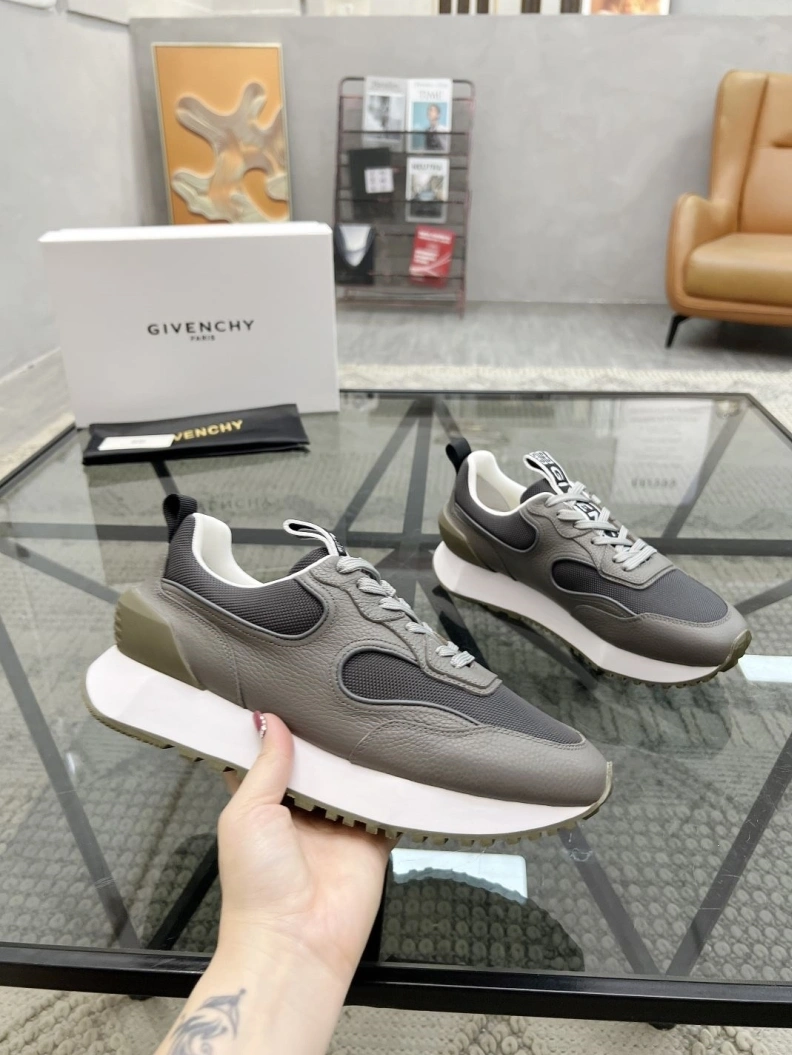 Trendsetting Mxnclxr Sneakers 197488
