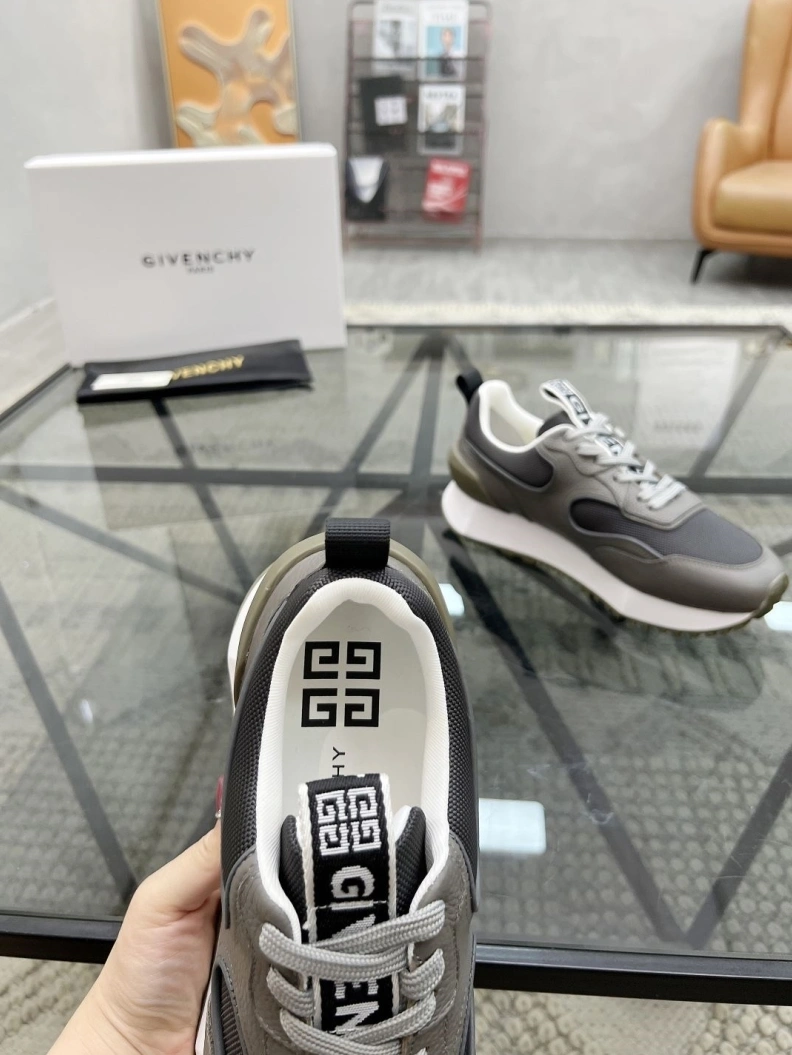 Trendsetting Mxnclxr Sneakers 197488