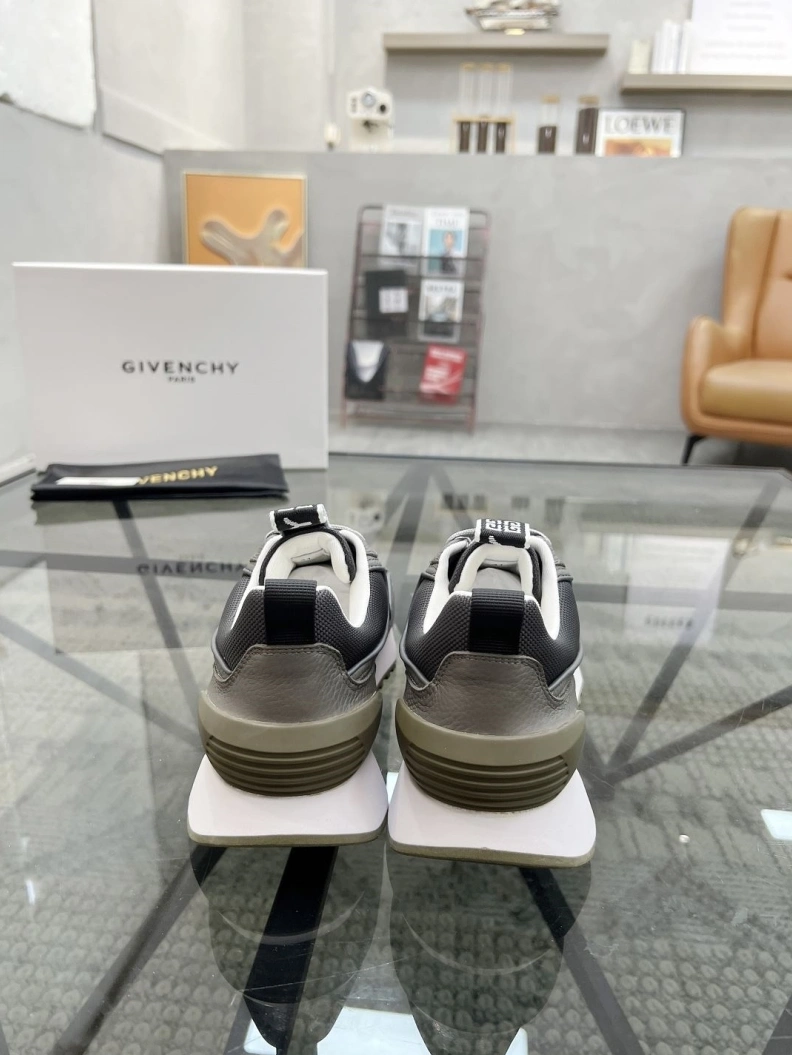 Trendsetting Mxnclxr Sneakers 197488