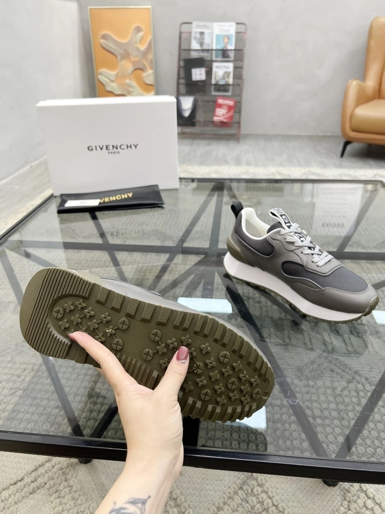 Trendsetting Mxnclxr Sneakers 197488