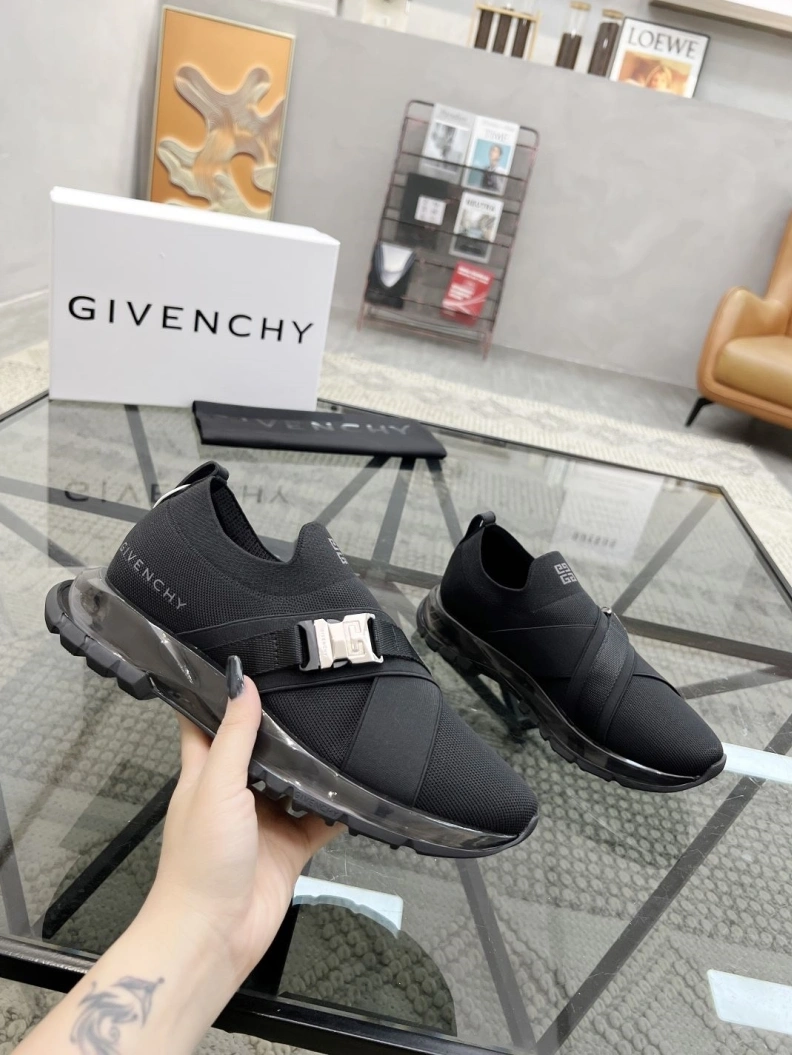 Fashionable Gxvxnchy Sneakers 152667