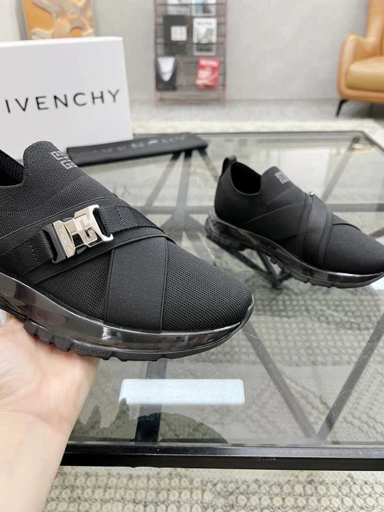 Fashionable Gxvxnchy Sneakers 152667