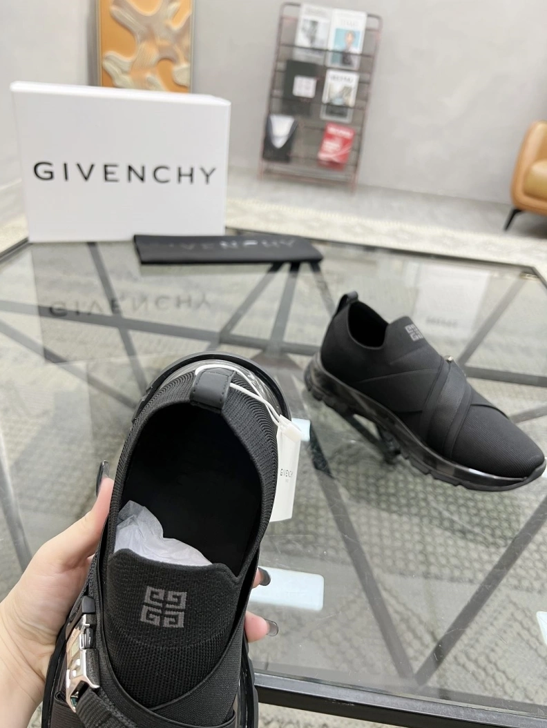 Fashionable Gxvxnchy Sneakers 152667