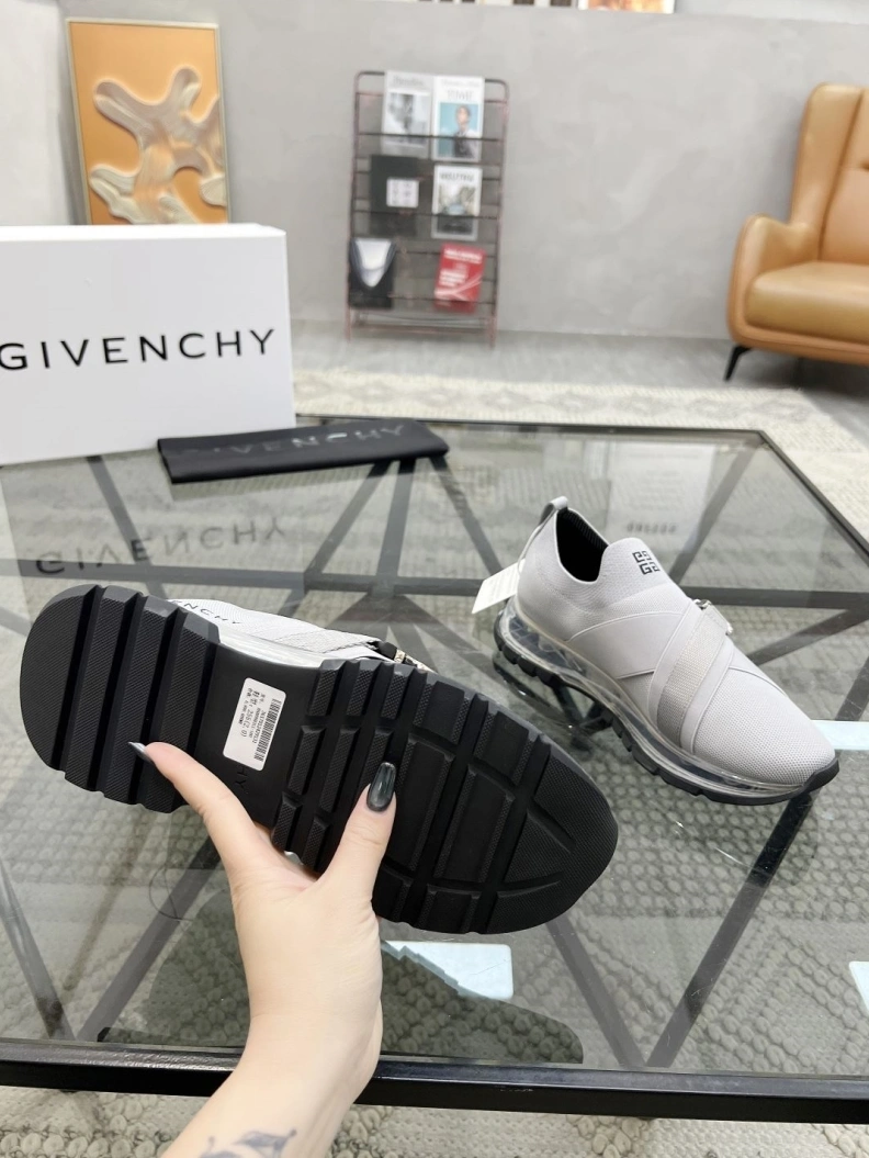 Minimalist Gxvxnchy Sneakers 152661