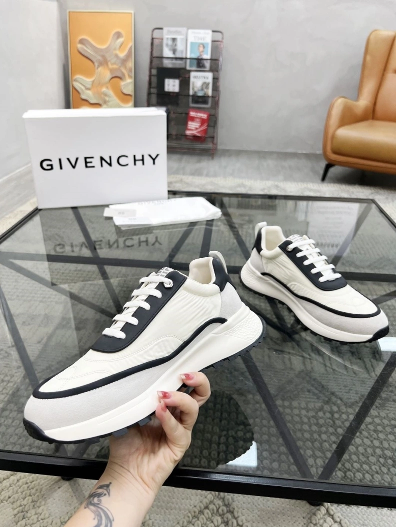 Classic Gxvxnchy Sneakers 152655