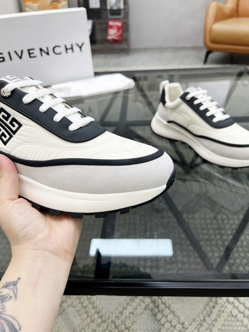 Classic Gxvxnchy Sneakers 152655