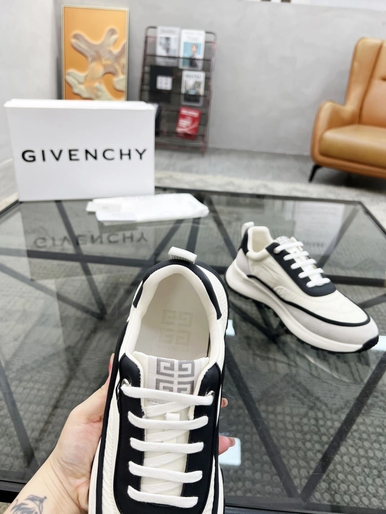 Classic Gxvxnchy Sneakers 152655