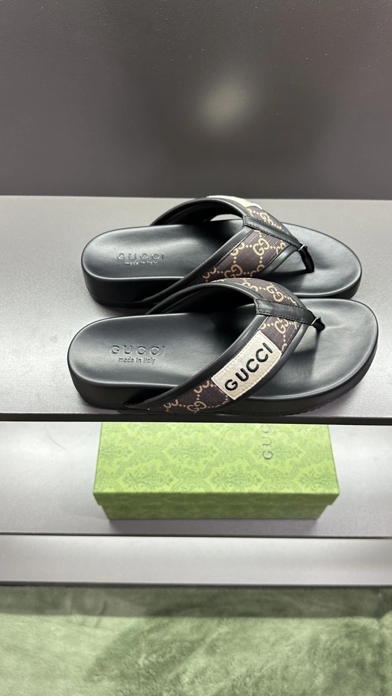 Versatile Gxccx Slippers 156519