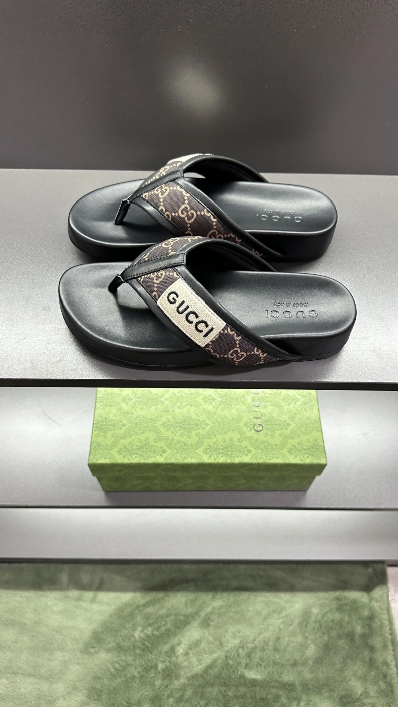 Versatile Gxccx Slippers 156519