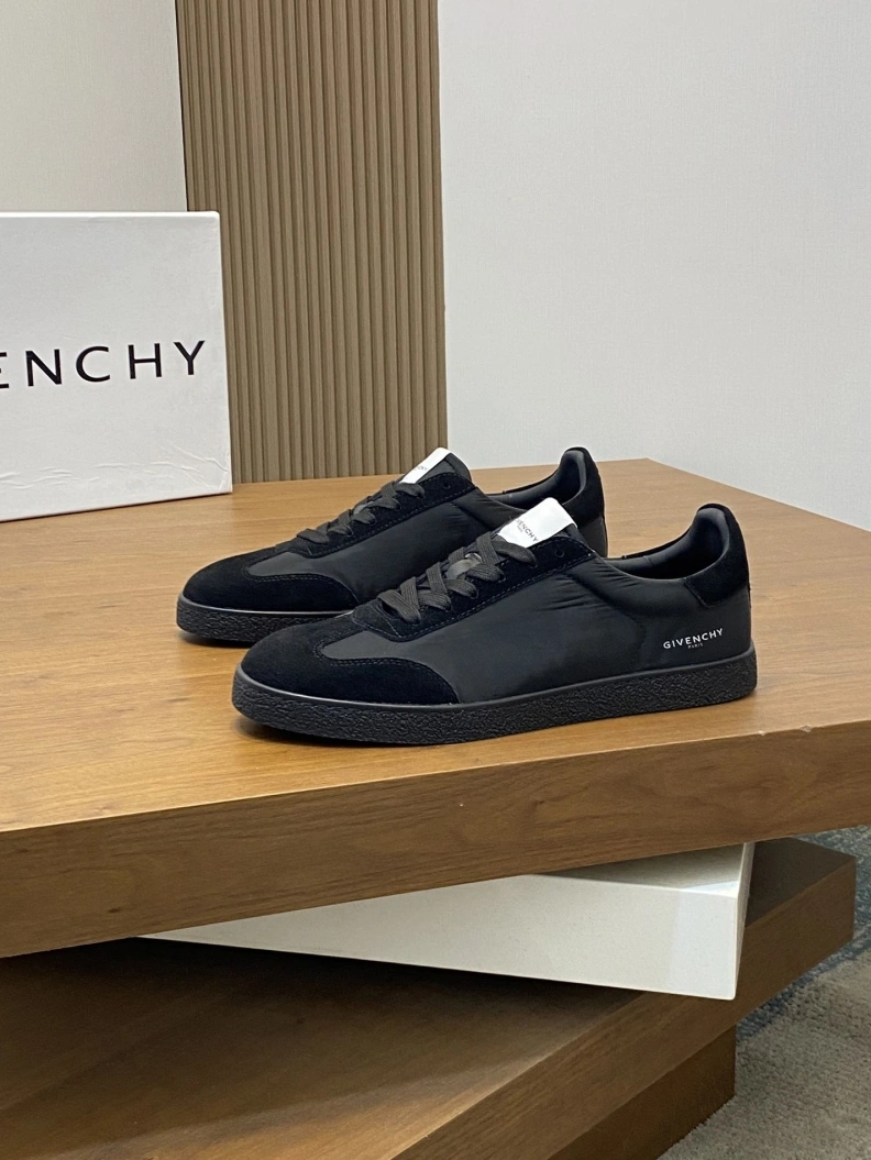 Trendsetting Gxvxnchy Sneakers 152653