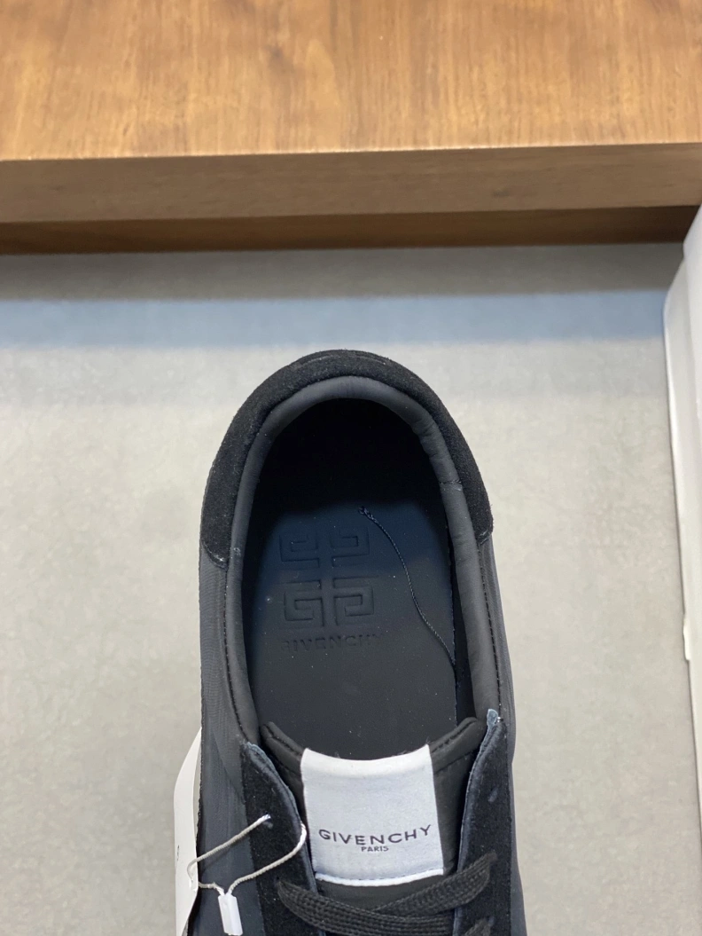Trendsetting Gxvxnchy Sneakers 152653
