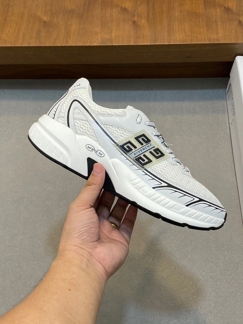 AllSeason Gxvxnchy Sneakers 152646