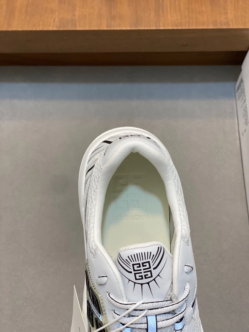 AllSeason Gxvxnchy Sneakers 152646
