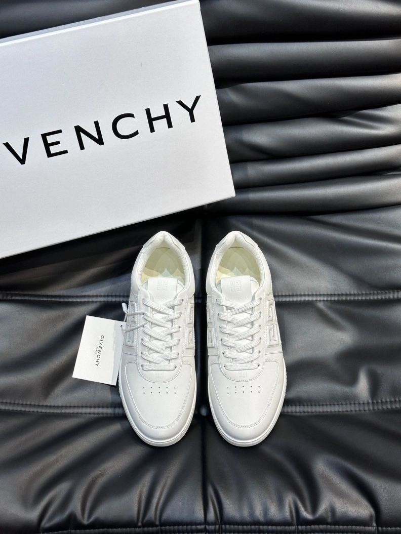 Versatile Gxvxnchy Sneakers 152639