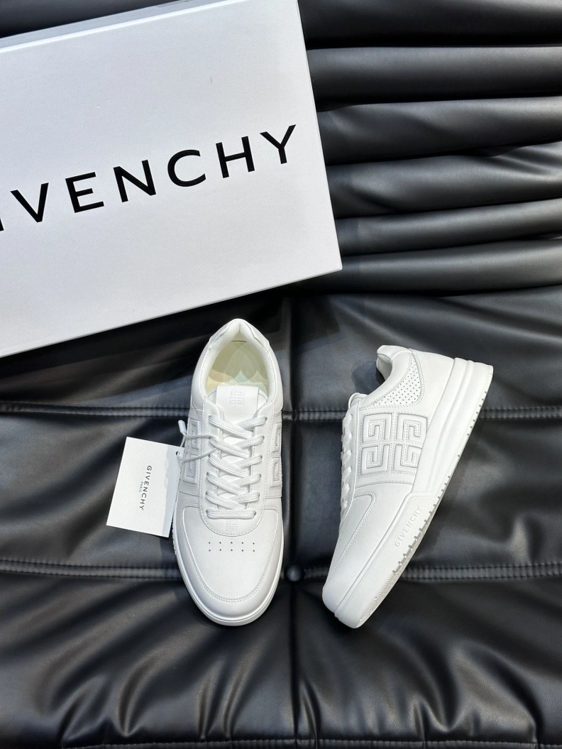 Versatile Gxvxnchy Sneakers 152639