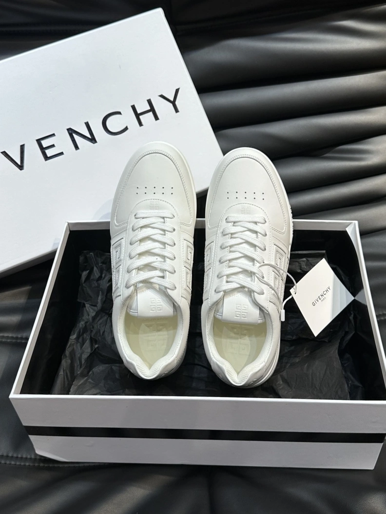 Versatile Gxvxnchy Sneakers 152639