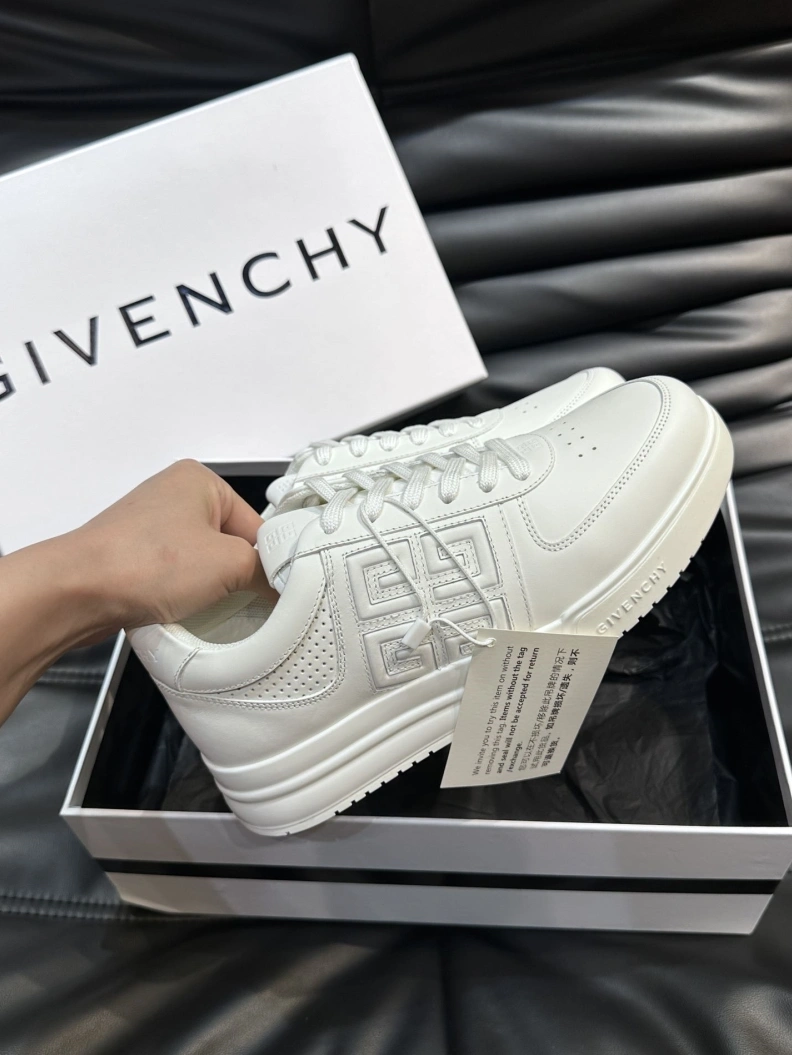 Versatile Gxvxnchy Sneakers 152639
