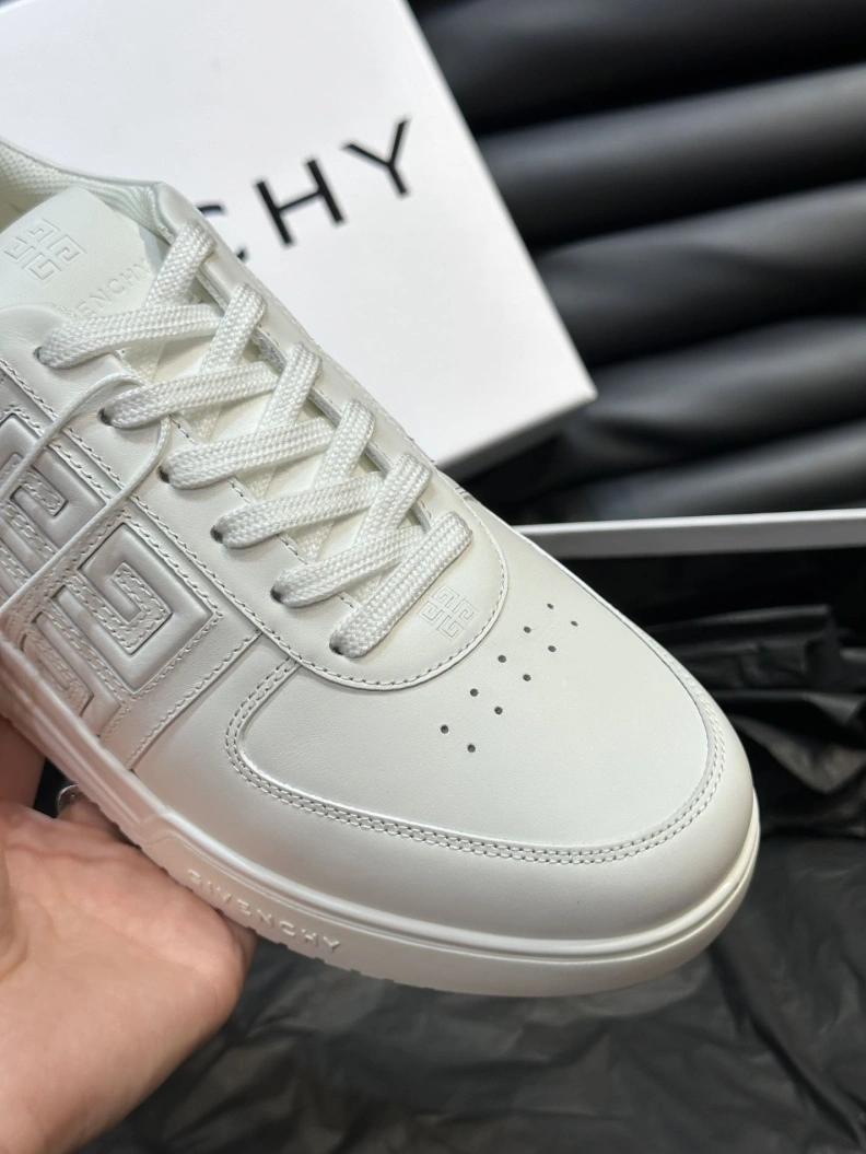 Versatile Gxvxnchy Sneakers 152639