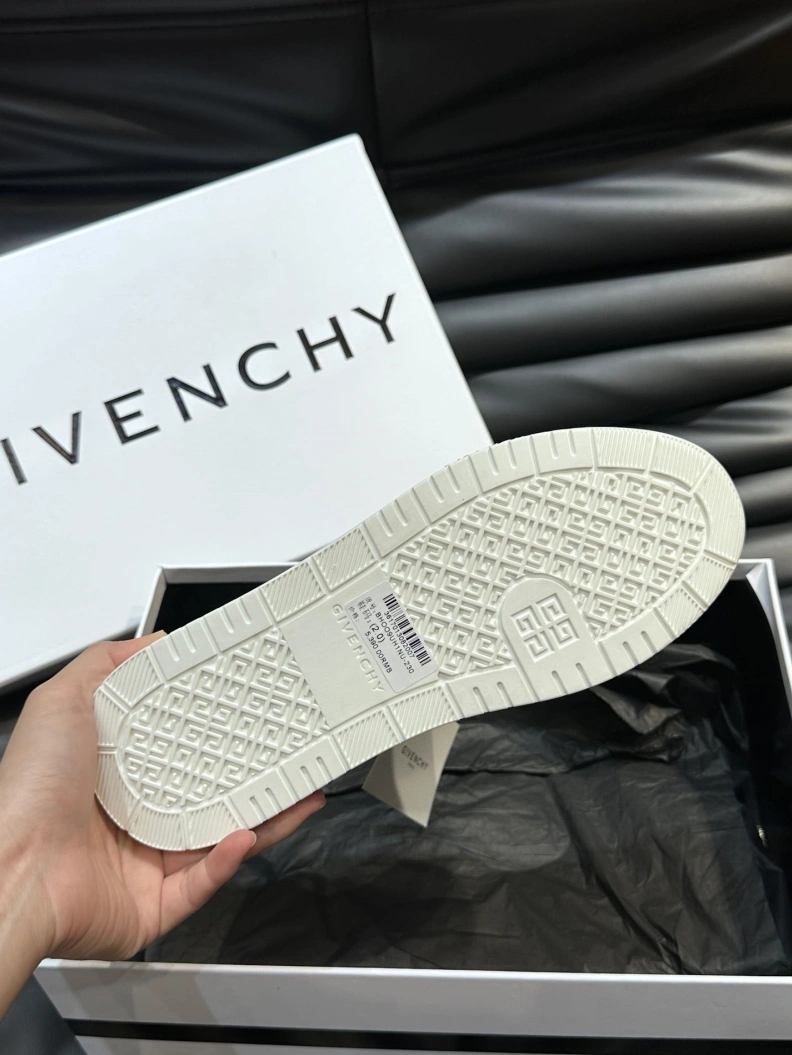 Versatile Gxvxnchy Sneakers 152639