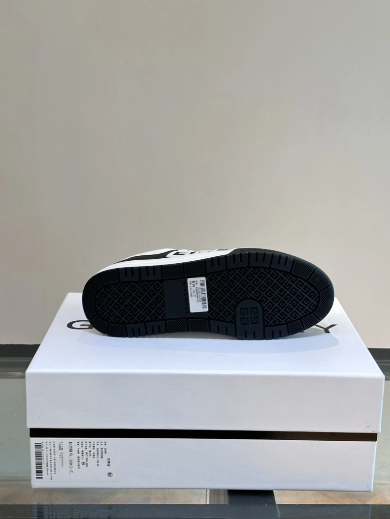 Gxvxnchy Sneakers TopPick 152641