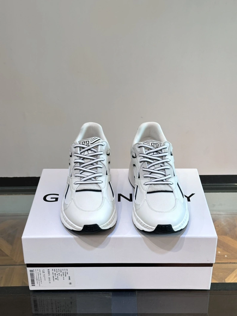 Unique Gxvxnchy Sneakers 152640