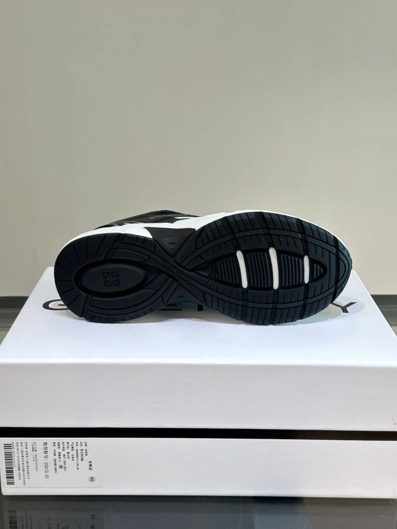 Affordable Gxvxnchy Sneakers 152632