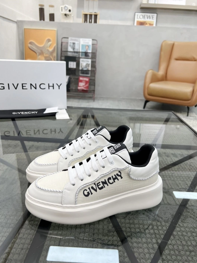 Bold Gxvxnchy Sneakers 152621