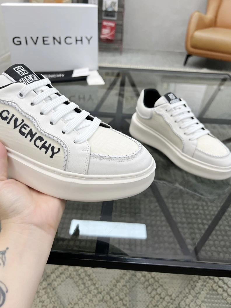 Bold Gxvxnchy Sneakers 152621