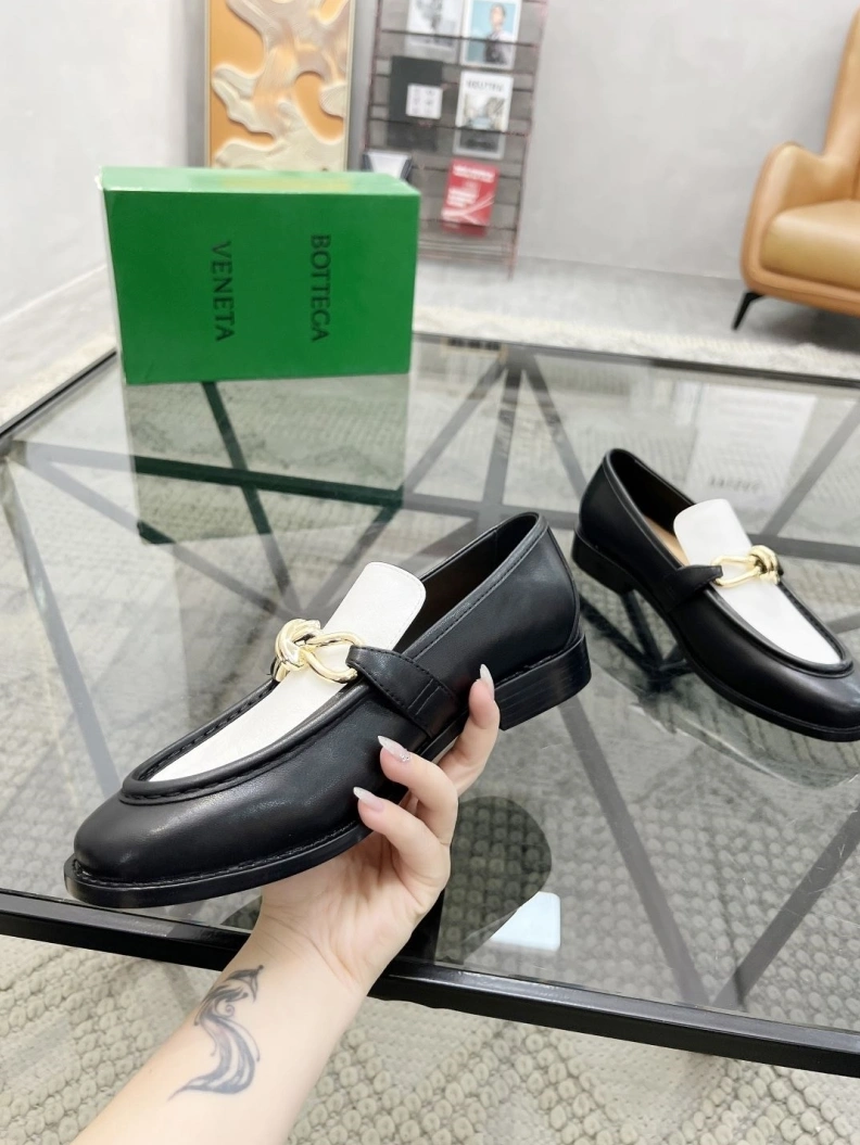 Bold Bxttxga Vxnxta Leather Shoes 112550