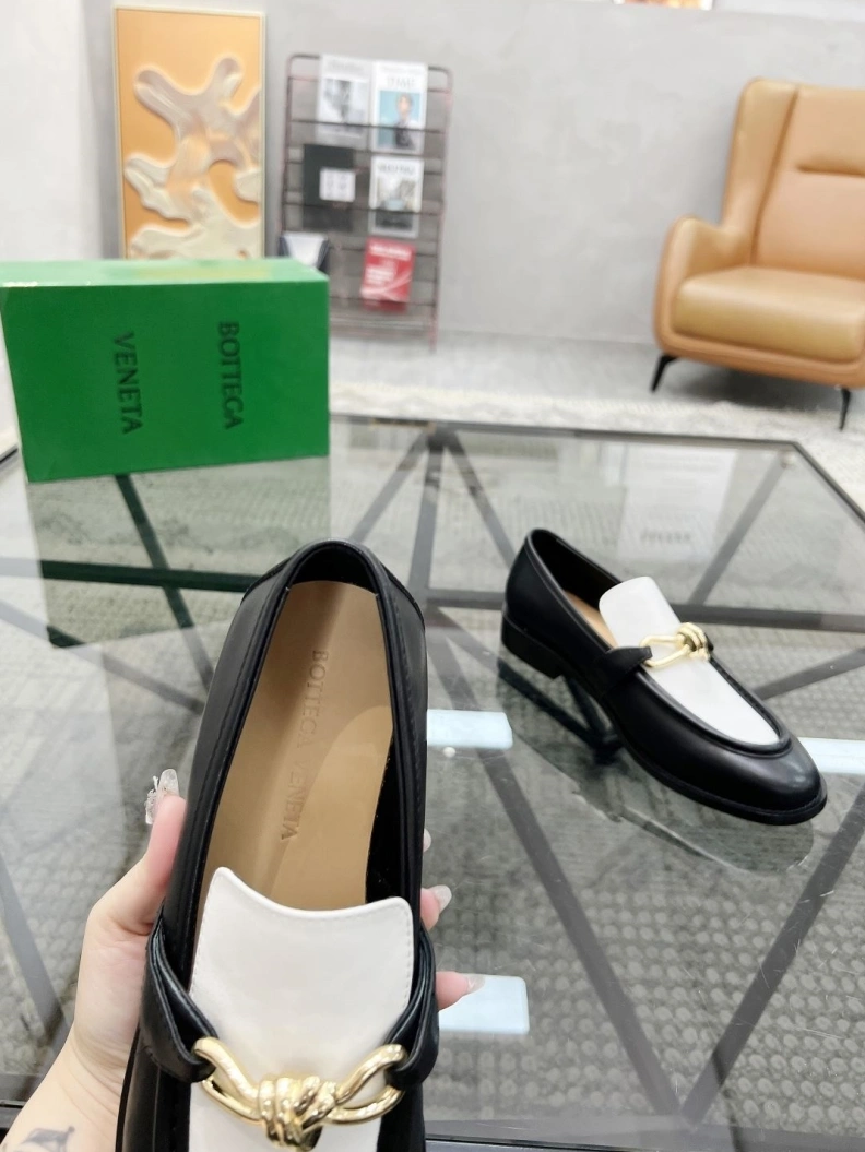 Bold Bxttxga Vxnxta Leather Shoes 112550
