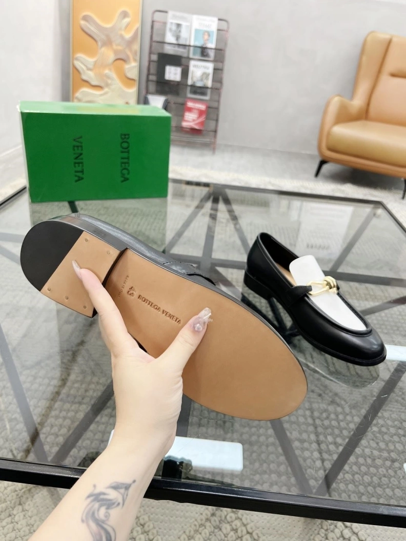 Bold Bxttxga Vxnxta Leather Shoes 112550