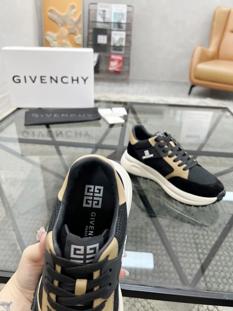 Flexible Gxvxnchy Sneakers 152614